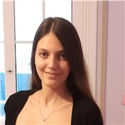Estudiante de maestra da clases de repaso para niños y adolescentes